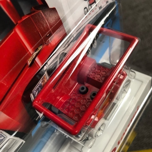 Hot Wheels 1:64 Scale Bullseye's Big Rig Vehicle Target Mini Cart And Track - Picture 10 of 13